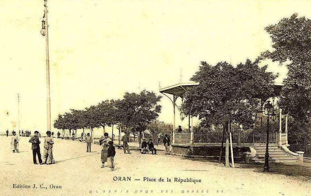Oran- Kiosque Place de la republique 01.jpg